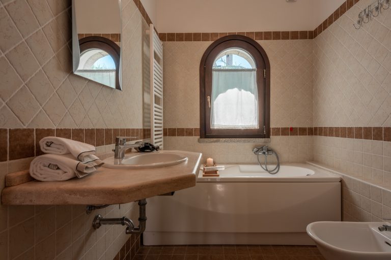 R2C3 bathroom B 1