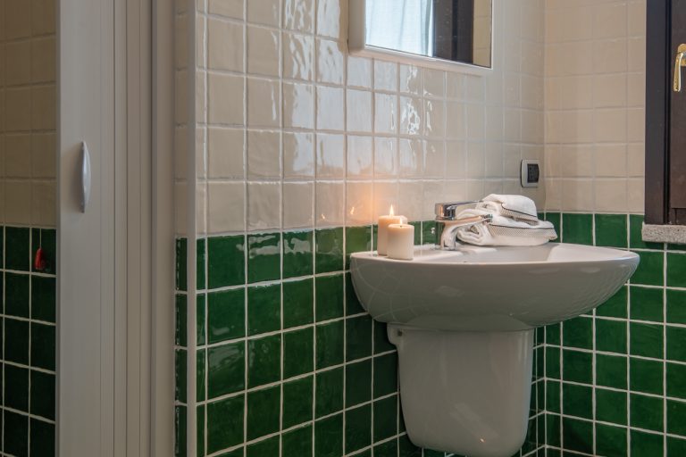 R3B4 4-6 pax bathroom 3