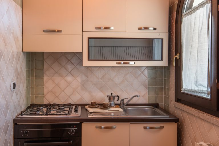 R3B4 4-6 pax kitchen 1